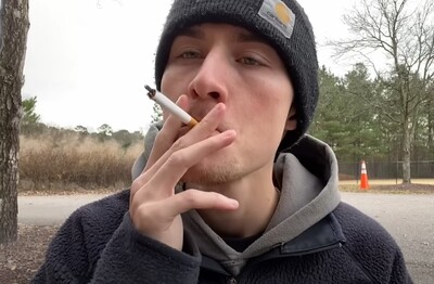 Лечение зависимости от табакокурения в Троицке Мужчина с сигаретой делает затяжку