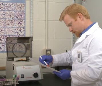 Клиника лечения наркозависимости в Троицке Врач в кабинете клиники